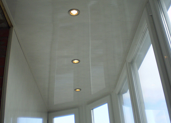 Потолочные светильники на балконе