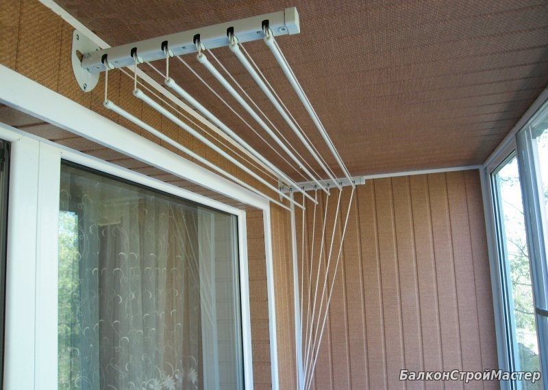 Вешалка для сушки белья за балконом - 93 фото